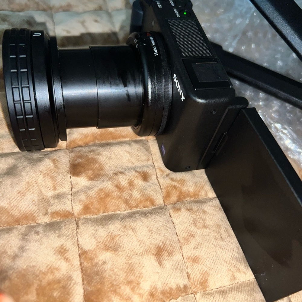 BRAND NEW SONY DIGITAL VLOGGING CAMERA. Remote included